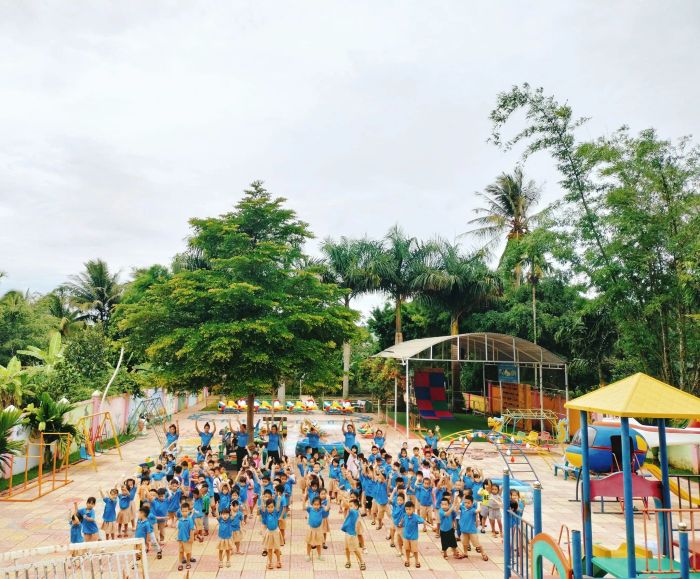 Lớp học tràn ngập tiếng cười và ánh sáng tự nhiên