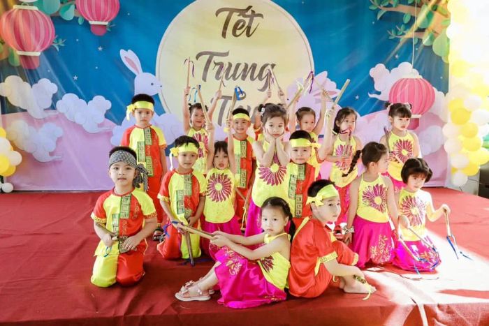 Lớp học Montessori tràn ngập ánh sáng tự nhiên và giáo cụ trực quan