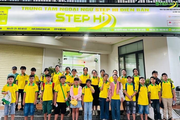 Học viên tương tác cùng giáo viên tại STEP HI