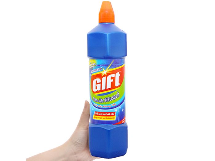 Hình ảnh minh họa hiệu quả làm sạch của Gift trên các bề mặt nhà tắm