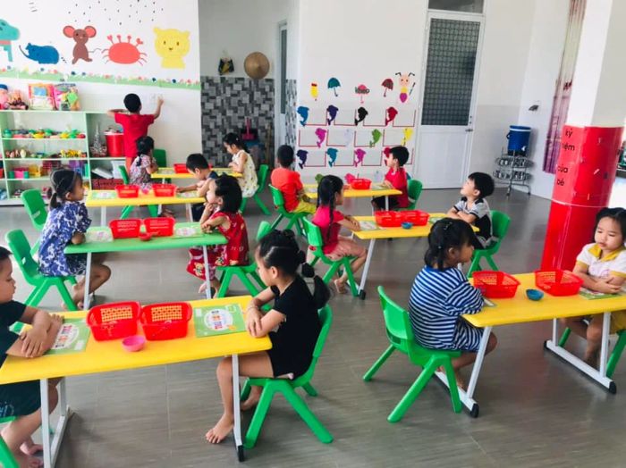 Hình ảnh Trường Mầm Non Âu Lạc: Không gian học tập xanh mát với thiết kế hiện đại, nơi trẻ được tự do khám phá và phát triển trong môi trường an toàn, thân thiện.