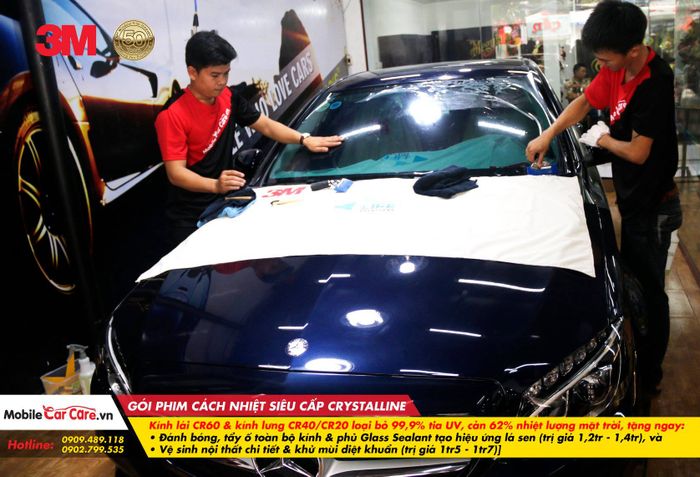 Hình ảnh quy trình dán phim 3M Crystalline chuyên nghiệp tại Mobile Car Care