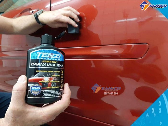Hình ảnh minh họa hiệu quả của sáp Carnauba Wax trên bề mặt sơn xe