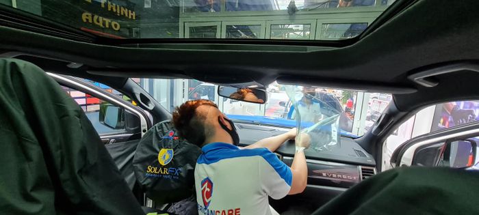 Hình ảnh quy trình dán phim cách nhiệt chuyên nghiệp tại Phú Thịnh Auto