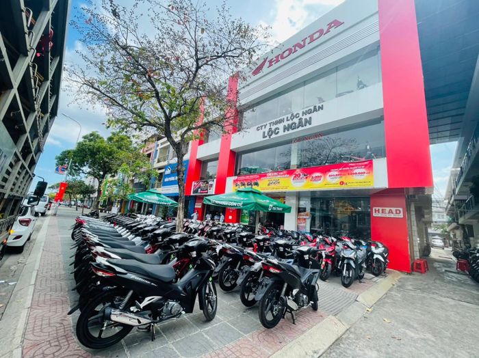 Hình ảnh không gian trưng bày hiện đại tại Xe Máy Lộc Ngân - nơi hội tụ đầy đủ các dòng xe Honda mới nhất với thiết kế sang trọng và công nghệ tiên tiến.