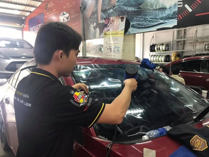 Hình ảnh thực tế quy trình dán phim cách nhiệt chuyên nghiệp tại Carcare Saigon