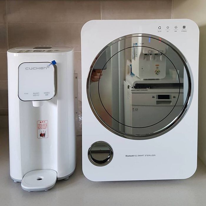 Máy tiệt trùng đa năng Haenim UV Sterilizer thế hệ thứ 3 ảnh 2 - Sản phẩm lý tưởng cho những gia đình có nhu cầu tiệt trùng số lượng lớn, với khả năng khử trùng cực mạnh nhờ tia UV. Máy còn có chế độ sấy khô nhanh chóng, bảo vệ vật dụng của bé khỏi nấm mốc và vi khuẩn, đồng thời duy trì sự an toàn nhờ thiết kế thông minh và thân thiện với người sử dụng.