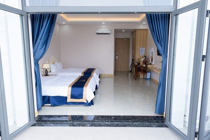 Ban công view thành phố tuyệt đẹp tại Quốc Vinh Hotel
