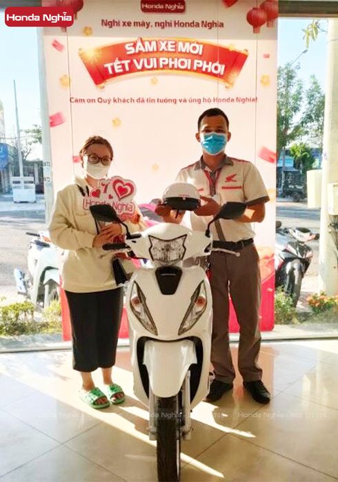 Hình ảnh ấn tượng về Honda Nghĩa - không gian trưng bày hiện đại với đa dạng mẫu xe mới nhất, phục vụ đa dạng nhu cầu khách hàng.