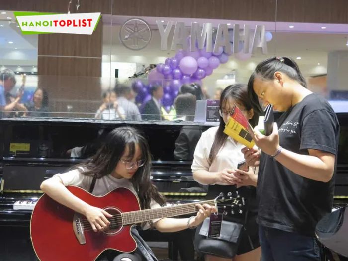 clb-nghe-thuat-tre-ha-noi-lop-guitar-tre-trung-Mytour