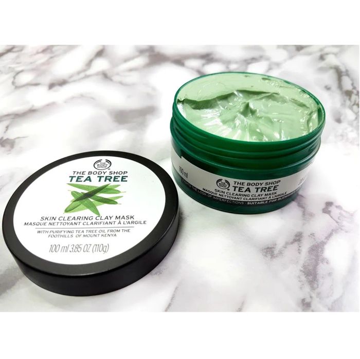 Thành phần của mặt nạ đất sét The Body Shop Tea Tree Skin Clearing Clay Mask bao gồm 98% tinh dầu tràm trà nguyên chất