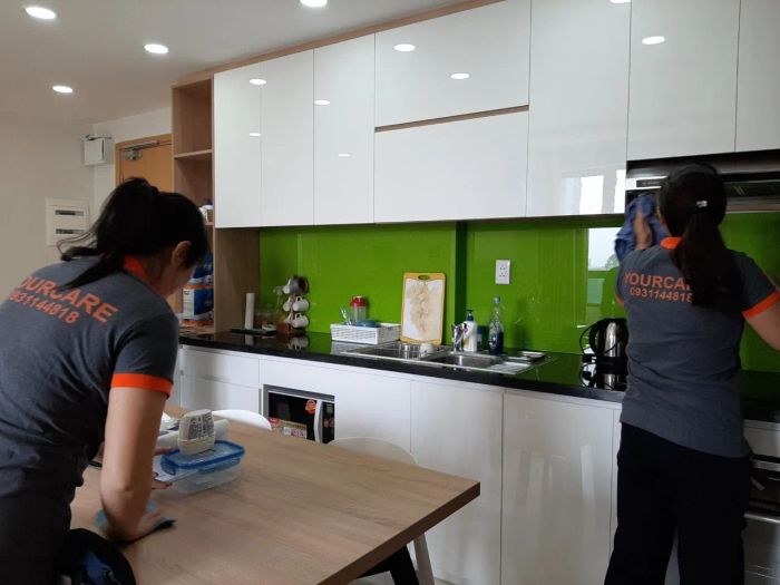 Hình ảnh đội ngũ nhân viên YourCare làm việc