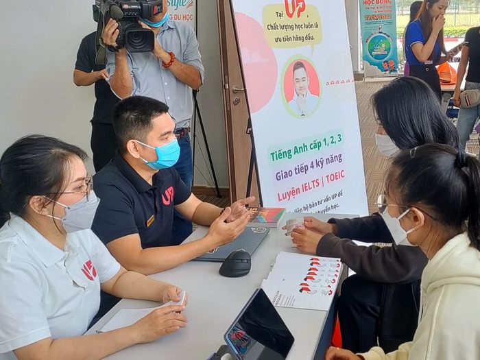 Hình ảnh lớp học tương tác đầy năng lượng tại UP English by Mr. Quân