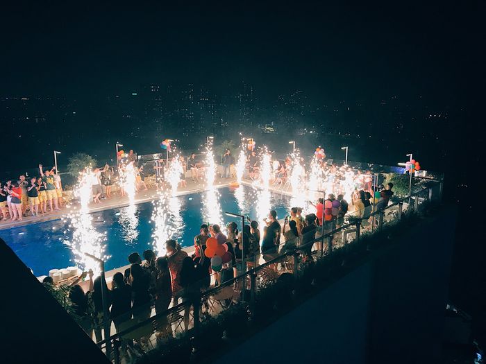 Khu vực ngoài trời tại Trill Rooftop - góc ngắm hoàng hôn tuyệt đẹp giữa lòng Hà Nội