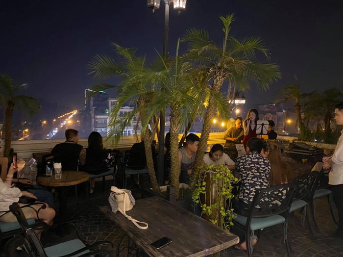 Khoảnh khắc đẹp tại Serein Café & Lounge - nơi ánh hoàng hôn nhuộm hồng không gian thưởng thức
