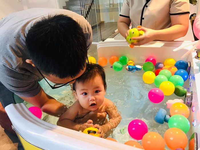Khoảnh khắc thư giãn của mẹ và bé tại Baby Shark Spa