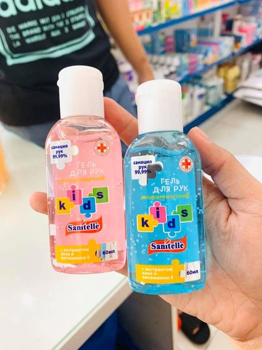 Sanitelle Kids - Ảnh minh họa 2 với thiết kế trong suốt tinh khiết, thể hiện sự an toàn tuyệt đối của sản phẩm