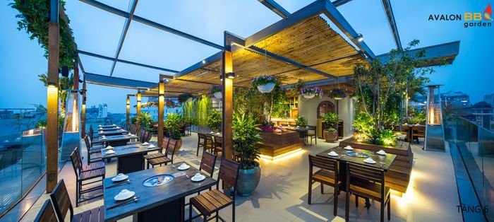 Không gian sang trọng tầng lầu Avalon - nơi ánh sáng ấm áp hòa quyện cùng thiết kế Pháp cổ điển