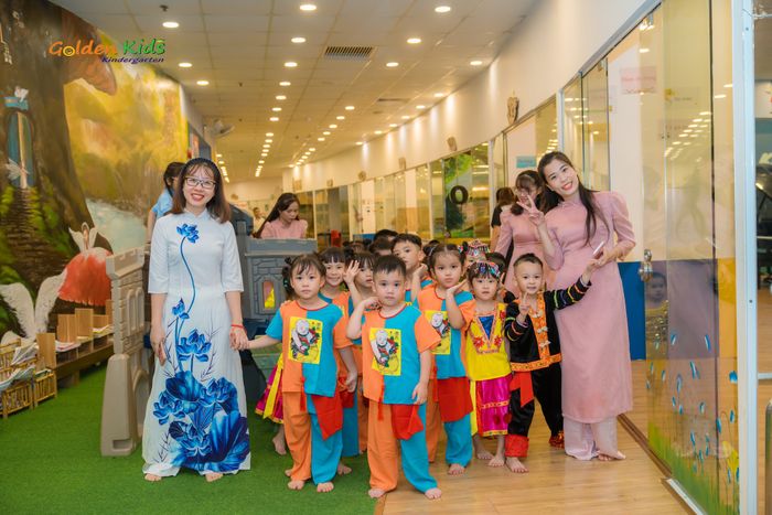 Hình ảnh khu vực vui chơi ngoài trời tại Golden Kids - Không gian xanh mát với thiết bị hiện đại, an toàn cho trẻ khám phá