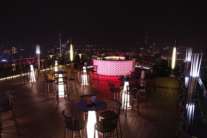 Khung cảnh Hồ Tây lấp lánh về đêm từ Top of Hanoi