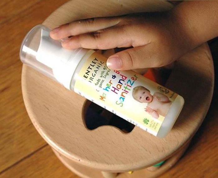 Nước rửa tay khô Bentley Organic cho Mẹ và Bé - Ảnh minh họa tinh tế, khắc họa sản phẩm chăm sóc làn da nhạy cảm với tình yêu thương vô bờ.