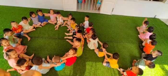 Hình ảnh lớp học đầy màu sắc tại Nhóm Trẻ Ong Vàng