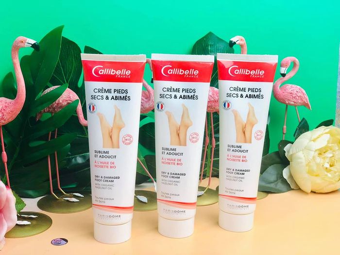 Hình ảnh cận cảnh kết cấu kem Callibelle - Mỏng nhẹ, thẩm thấu tức thì