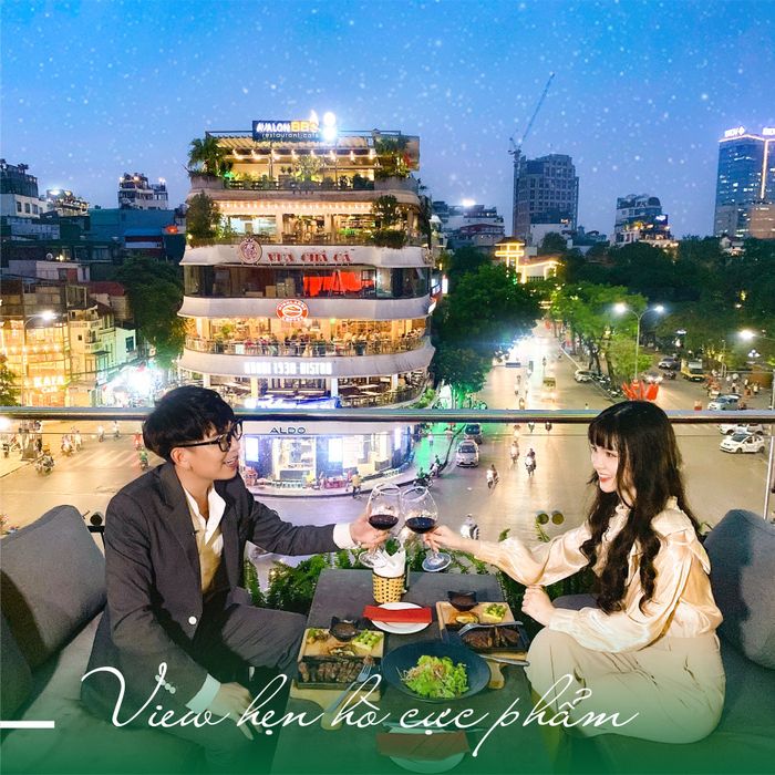 Góc cửa sổ huyền thoại tại Coffee Club - view thẳng Hàm Cá Mập biểu tượng