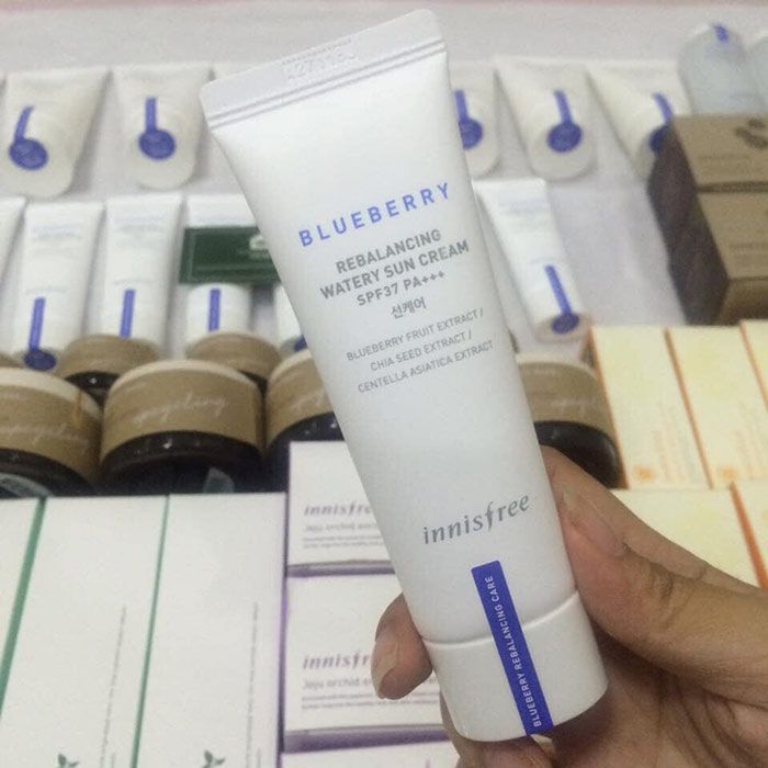 Khám phá góc nhìn cận cảnh với Kem chống nắng Innisfree Blueberry Rebalancing Watery Sun Cream SPF37 PA+++ qua hình ảnh sống động, nơi kết cấu kem mượt mà lộ diện.
