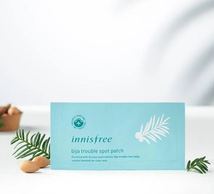 Hình ảnh thực tế miếng dán mụn Innisfree Bija Trouble Spot Patch với thiết kế trong suốt