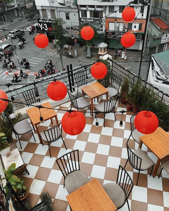 Góc sống ảo đầy nghệ thuật tại Kone Café với sắc trắng chủ đạo