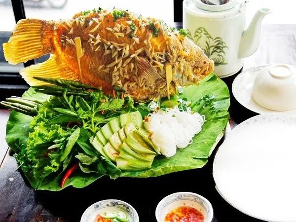 Hình ảnh cá chép chiên giòn vàng ươm