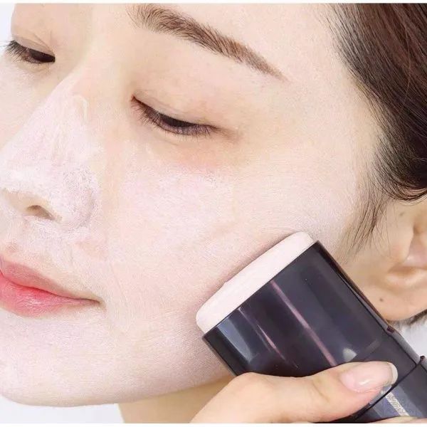 Sáp lăn Innisfree Super Volcanic Stick Mask X2 chứa đất sét núi lửa từ đảo Jeju, cung cấp khoáng chất, dưỡng ẩm và làm sáng da. Công thức Sphere™ giúp hút bã nhờn, tẩy tế bào chết, làm sạch sâu lỗ chân lông và ngừa mụn.