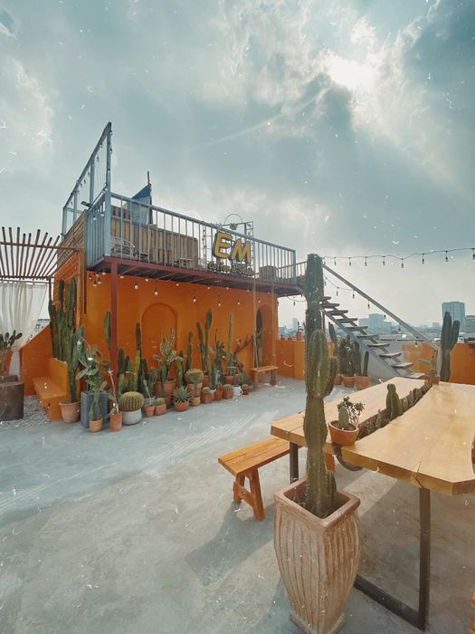 Góc ban công EM Rooftop - nơi bạn có thể 'chạm tay vào mây' giữa lòng Hà Nội