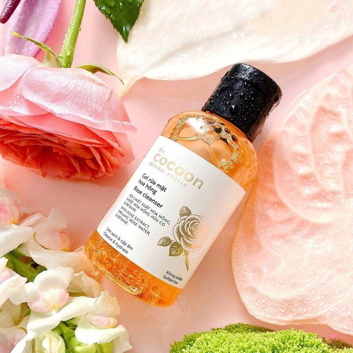 Hình ảnh sản phẩm Sữa rửa mặt The Cocoon Rose Cleanser - kết cấu gel dịu nhẹ