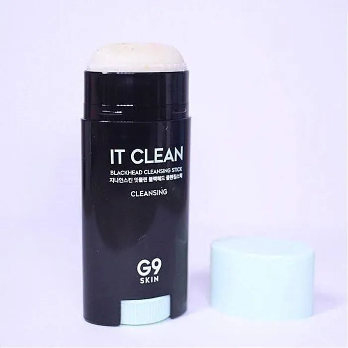 Với thành phần từ thiên nhiên như mè đen, đậu đen, bột than, bột gạo, và rau ngải cứu, G9Skin It Clean Blackhead Cleansing Stick giúp làm sạch sâu và kiểm soát dầu thừa. Đầu cọ mịn của sản phẩm sẽ nhẹ nhàng tẩy tế bào chết vật lý, giúp làm sạch mụn đầu đen và sợi bã nhờn cứng đầu mà không gây tổn thương cho da.