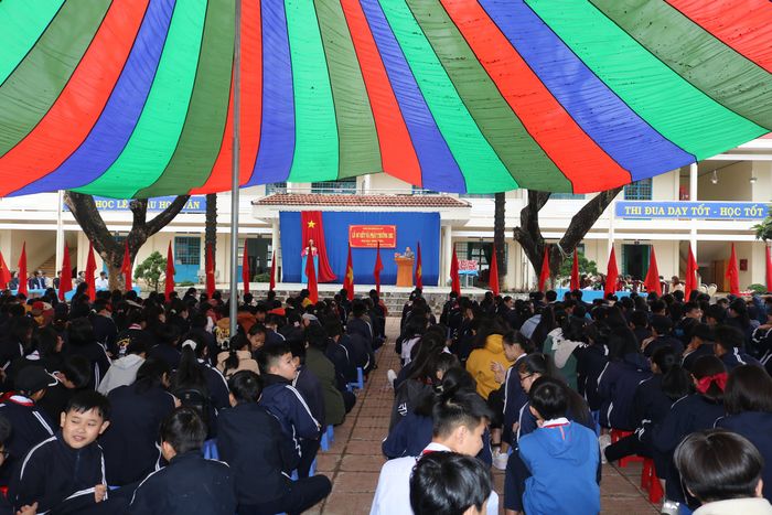 Khuôn viên xanh mát Trường THCS Nguyễn Văn Trỗi