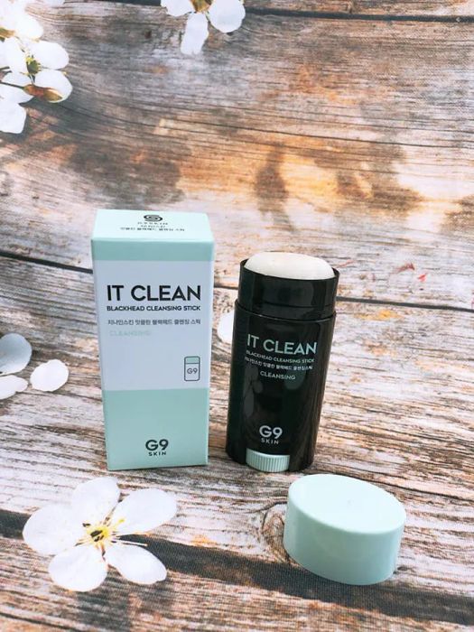 Dùng thanh lăn mụn G9Skin It Clean Blackhead Cleansing Stick để massage nhẹ nhàng lên các vùng da bị mụn đầu đen và mụn cám trong khoảng 2-3 phút. Sau đó, rửa lại bằng nước ấm và sử dụng kem dưỡng ẩm để cung cấp dưỡng chất cho da. Chỉ sau một vài lần sử dụng, bạn sẽ cảm nhận được làn da sạch sẽ và thông thoáng.