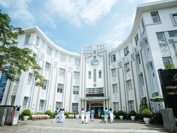 Hình ảnh khuôn viên xanh mát và cơ sở vật chất hiện đại tại Sky-Line School