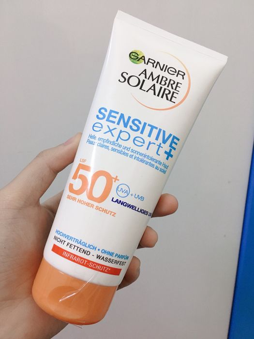 Garnier Sensitive Expert SPF50+ - Hình ảnh minh họa số 2 về kết cấu kem mỏng nhẹ