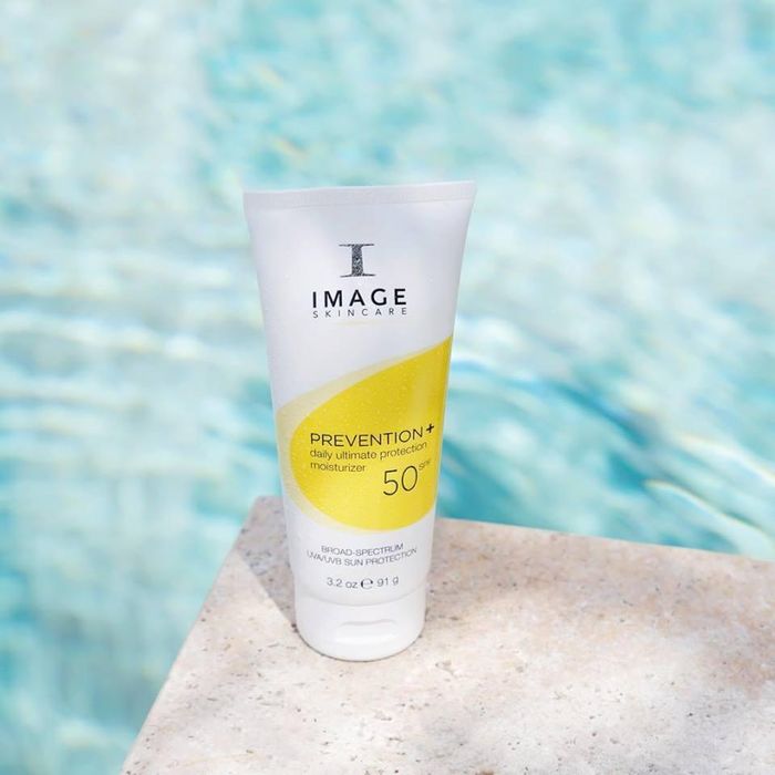 Image Skincare Prevention+ SPF50 - Hình ảnh minh họa số 1 về kem chống nắng lai vật lý-hóa học cao cấp