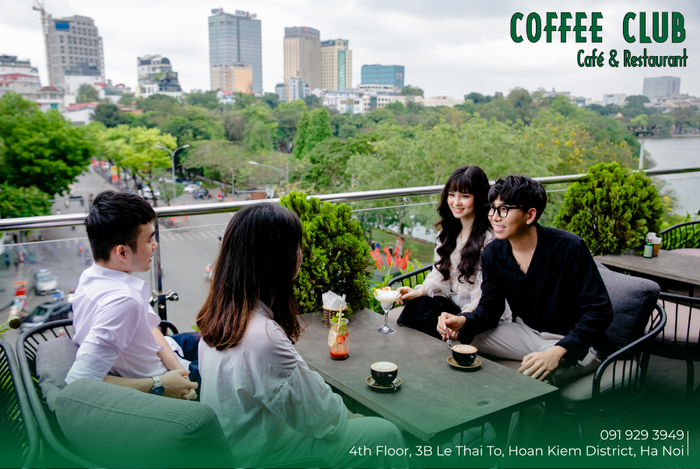 Góc ban công Coffee Club - nơi lý tưởng ngắm nhịp sống phố cổ từ trên cao