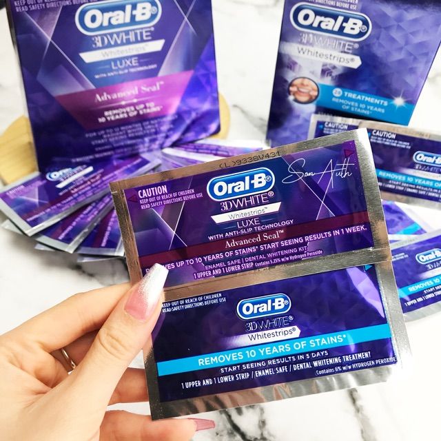Hình ảnh thực tế miếng dán Oral-B 3D White Whitestrips - Thiết kế ôm khít từng kẽ răng