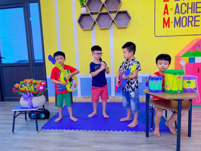 Các bé say mê khám phá trong giờ học STEAM tại Mầm Non Tam Điệp A+