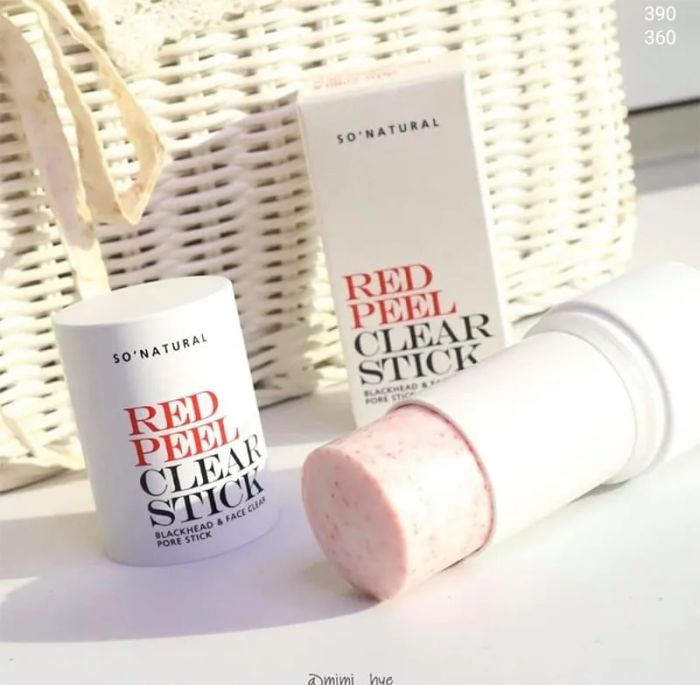 Với các thành phần thiên nhiên như vitamin E, hạnh nhân và Squalane, thanh lăn So’Natural Red Peel Clear Stick giúp làm dịu da, cấp ẩm và chống oxy hóa, đem lại làn da mềm mịn, sáng khỏe mà không gây dị ứng.