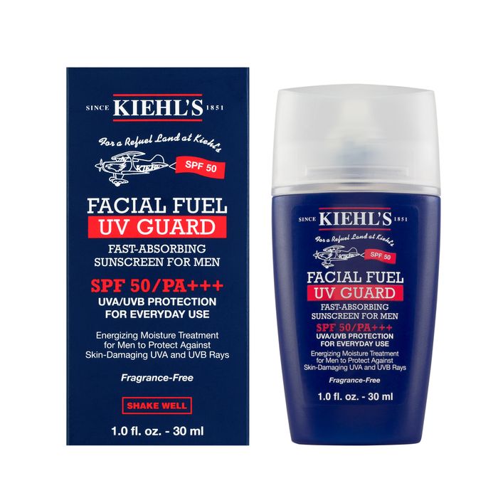 Kem chống nắng Facial Fuel UV Guard SPF 50+ - Ảnh thứ hai minh chứng cho kết cấu kem mịn như nhung, thẩm thấu tức thì mà không để lại vệt trắng trên da.