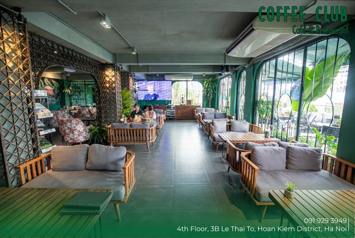 Khoảnh khắc chiều tà tại Coffee Club - khi ánh hoàng hôn nhuộm hồng Quảng trường Đông Kinh Nghĩa Thục