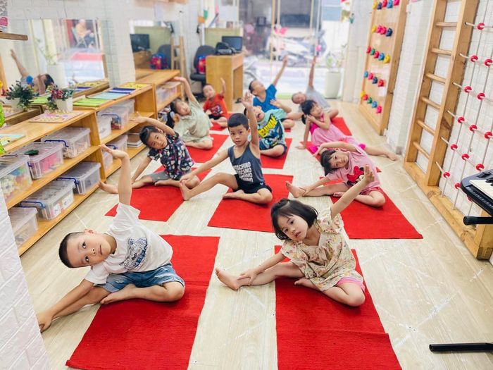 Hình ảnh khu vui chơi ngoài trời tại Trường Mầm non Ngôi Sao Xinh - Thiết kế an toàn, thân thiện với môi trường