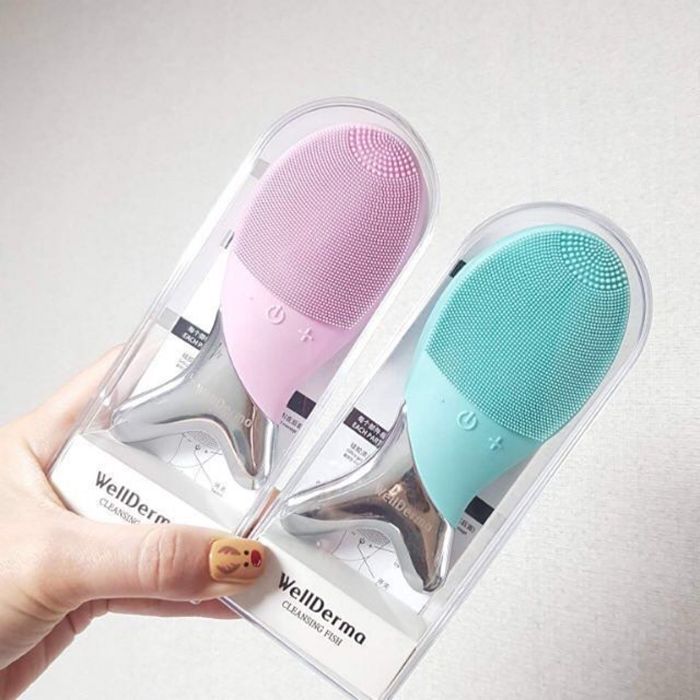 Máy rửa mặt WellDerma Cleansing Fish mang đến cho bạn trải nghiệm chăm sóc da đầy tiện ích với thiết kế độc đáo. Hình dáng nhỏ nhắn giống như một chú cá dễ thương, cùng dây USB tiện lợi cho việc sạc nhanh chóng. Phần đầu silicon mềm mại không gây tổn thương cho da, trong khi đuôi máy bằng hợp kim cao cấp, chống gỉ sét, giúp massage hiệu quả. Máy có khả năng rung sóng âm T-sonic đến 6000 lần/phút, với hai màu sắc tươi sáng xanh và hồng, tạo cảm giác thích thú khi sử dụng.