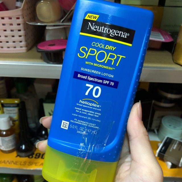 Kem Chống Nắng Neutrogena CoolDry Sport SPF 70 - Ảnh thứ hai minh chứng cho kết cấu kem mịn màng, dễ dàng thẩm thấu mà không để lại vệt trắng khó coi trên da.
